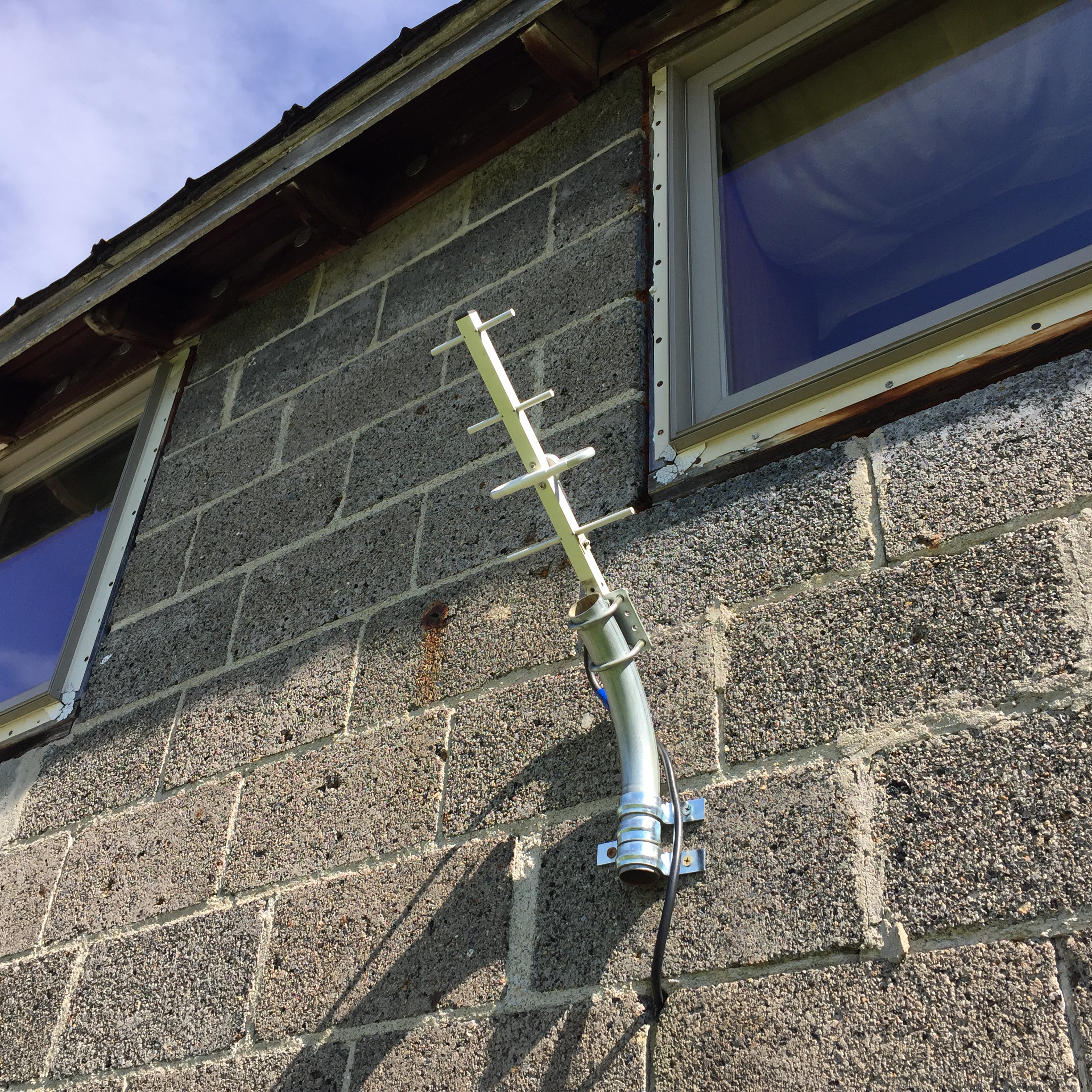 antenna mounted on concrete-block building